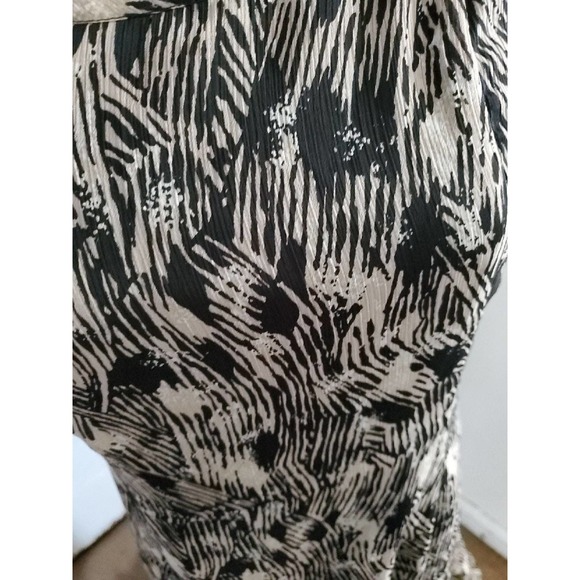 Comfy sleeveless dress with ruffle hem - Picture 2 of 3